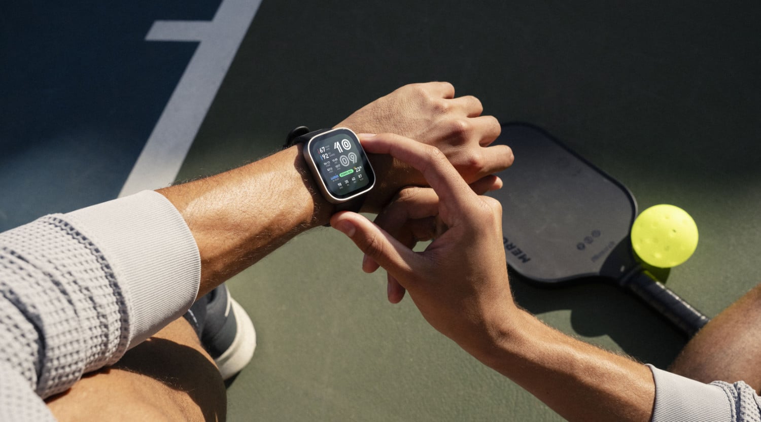Amazfit Bip Max wird während eines Padel-Spiels am Handgelenk getragen und bedient