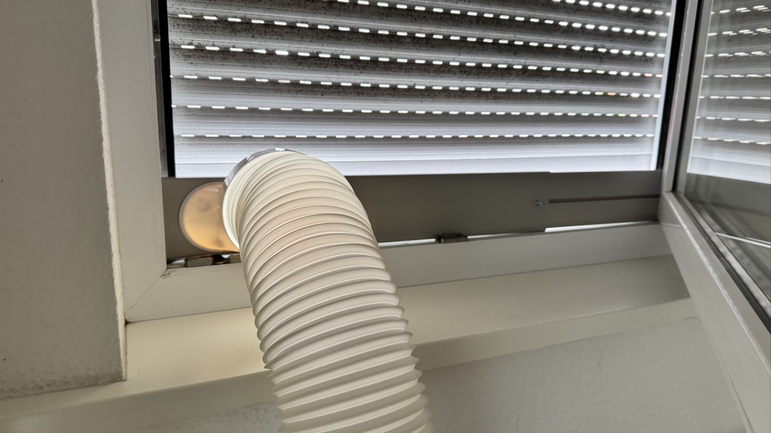 Anbringen des Abluftschlauches der Dreame P-Wind10 Klimaanlage über die mitgelieferte Fensterschiene