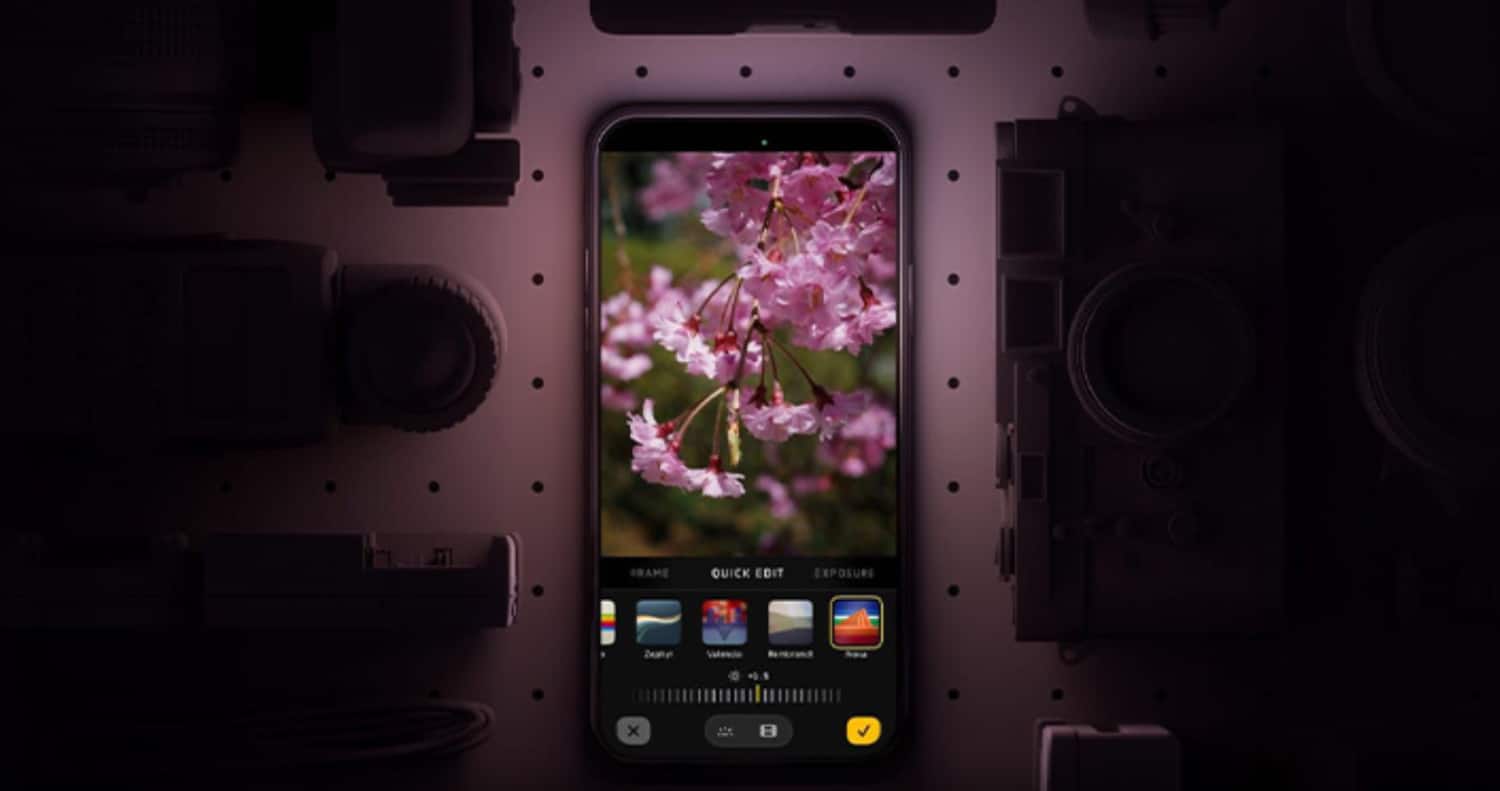 Halide Mark III App auf einem iPhone, umgeben von Foto-Zubehör