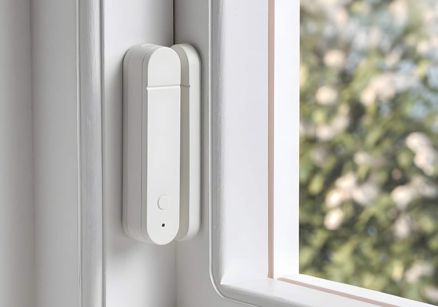IKEA MYGGBETT Tür- und Fenstersensor an einem weißen Fenster angebracht