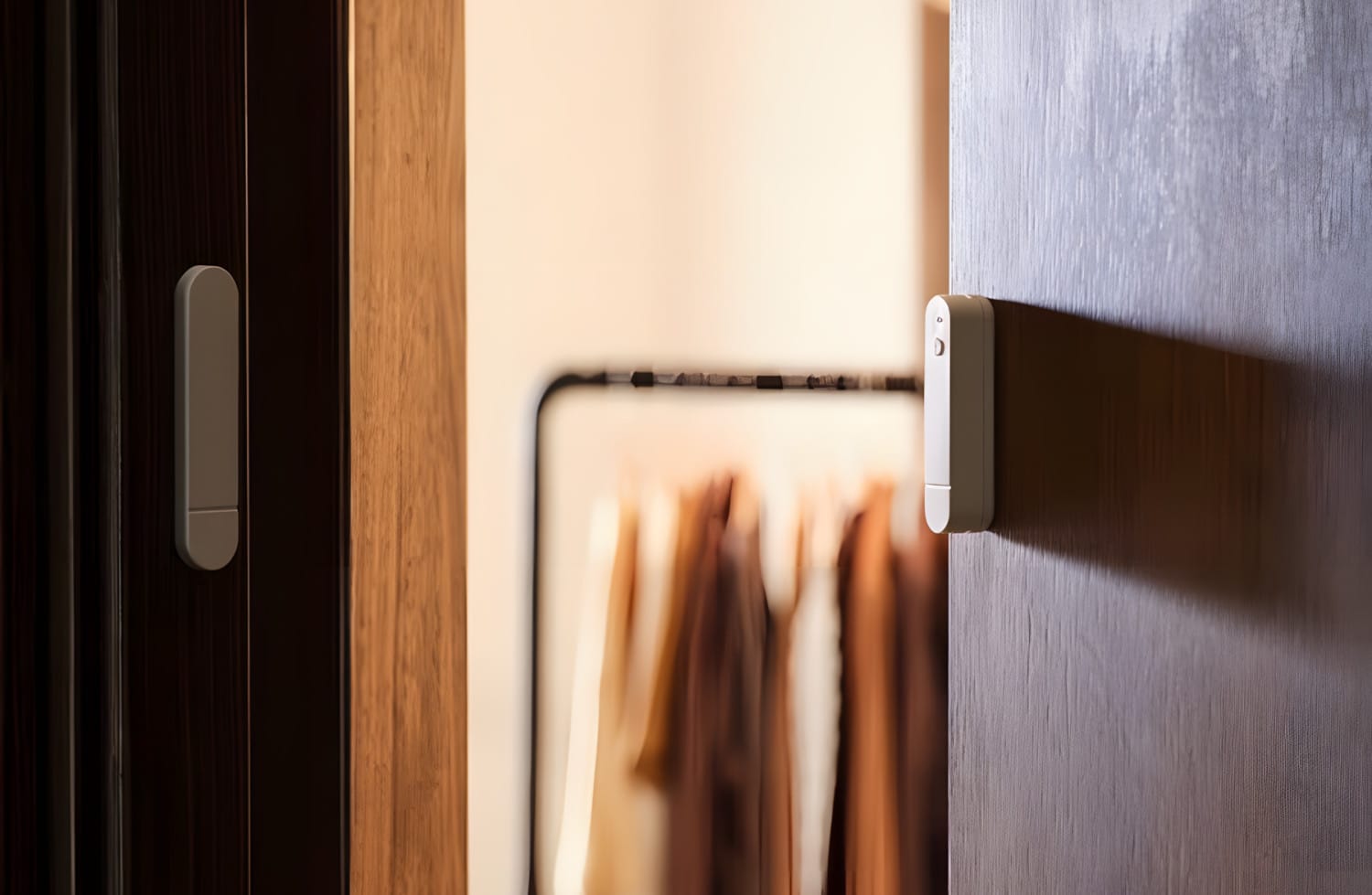 IKEA MYGGBETT Sensor ist an einer dunklen Holztür befestigt