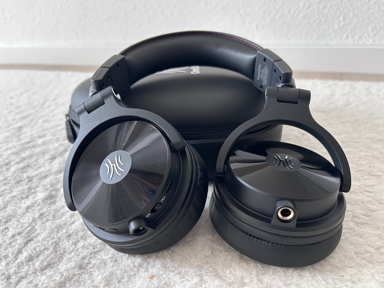 Der OneOdio Studio Max 2 auf seinem Hardcase liegend.