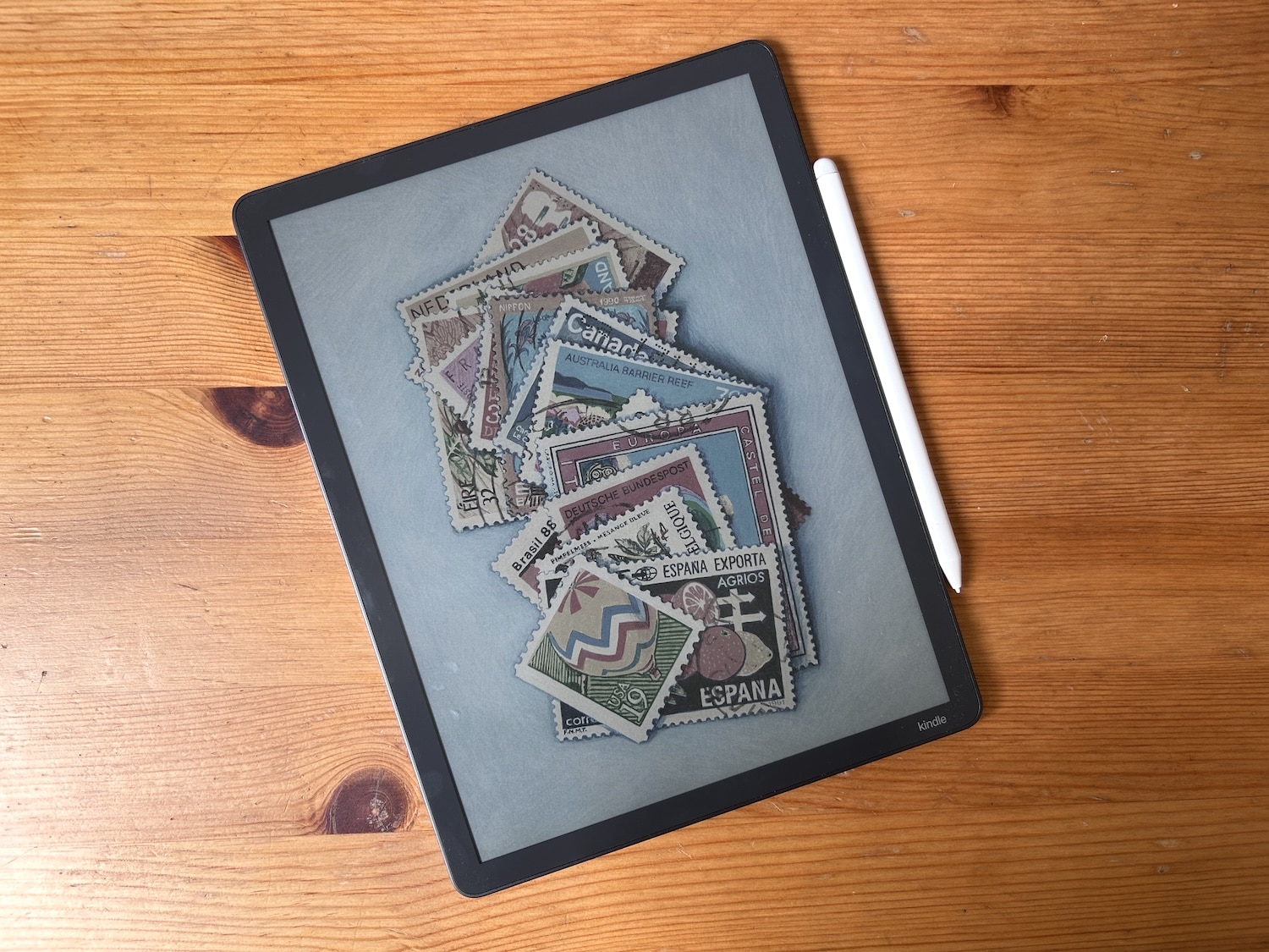 Der Kindle Scribe Colorsoft mit Eingabestift.