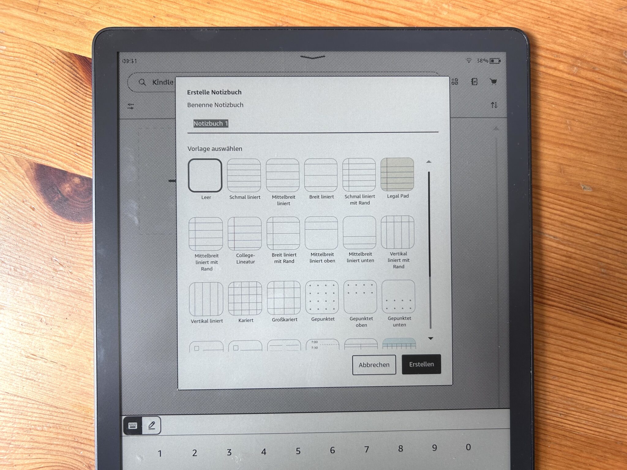 Der Kindle Scribe Colorsoft auf einem Tisch