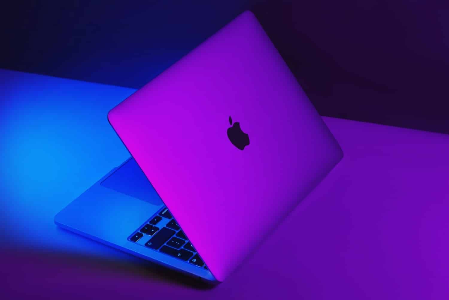 Ein MacBook Pro wirft einen bläulichen Schatten