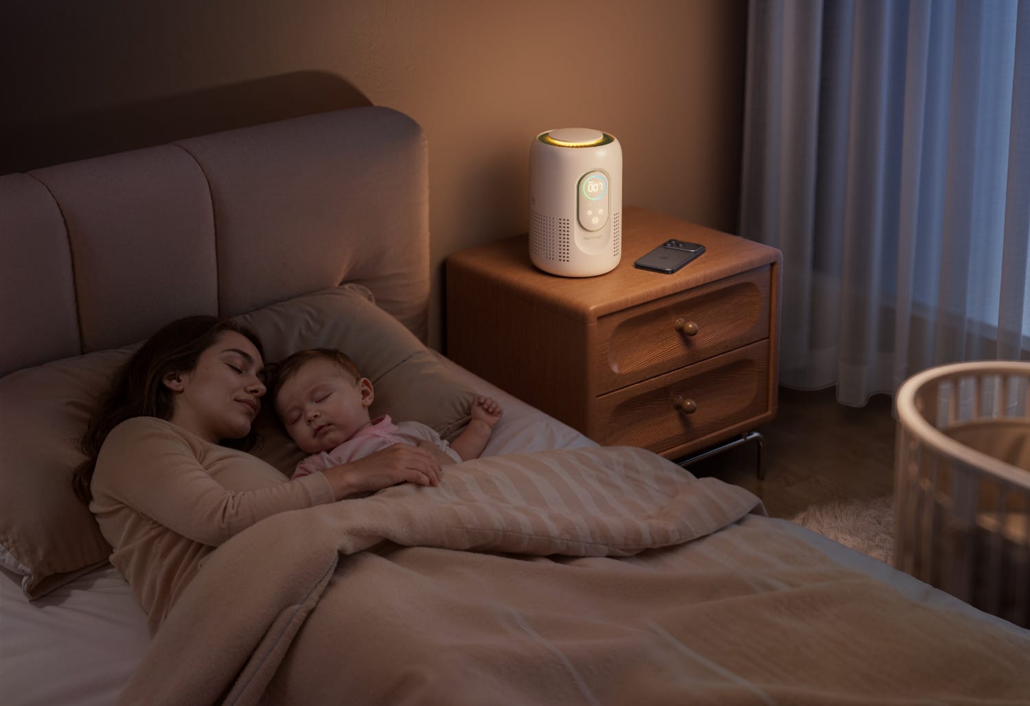 Mutter und Kind schlafen in einem abgedunkelten Schlafzimmer neben dem Momcozy CozyBreath auf dem Nachttisch