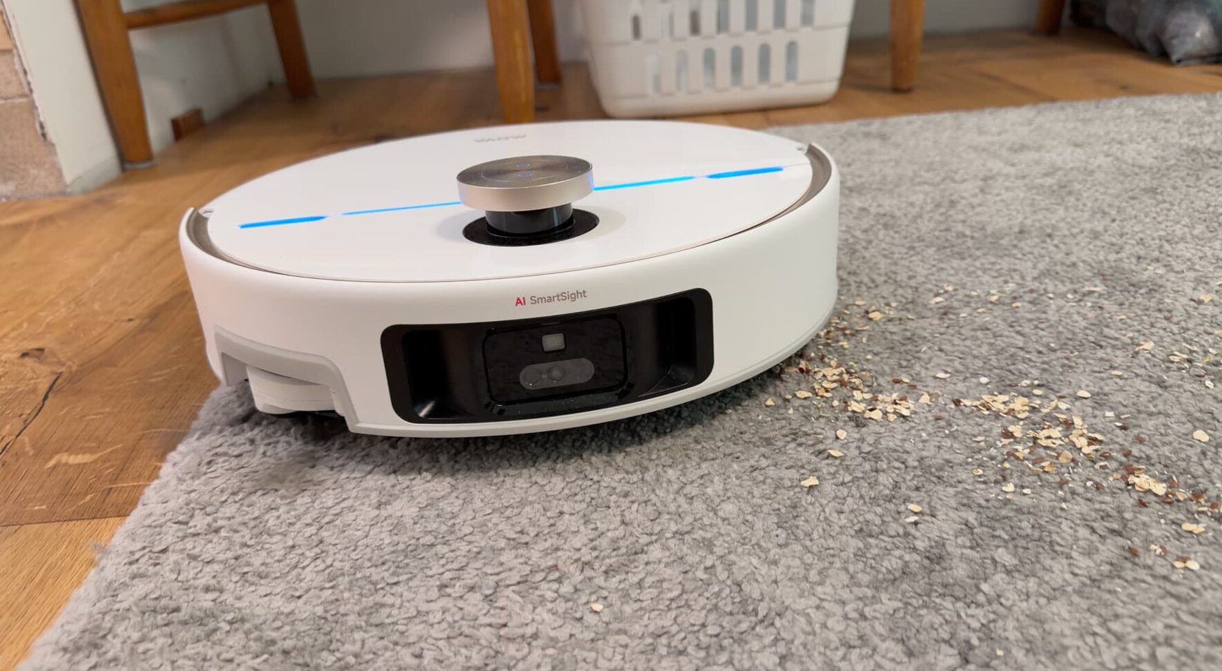 Mova V70 Ultra Complete saugt einen Teppich