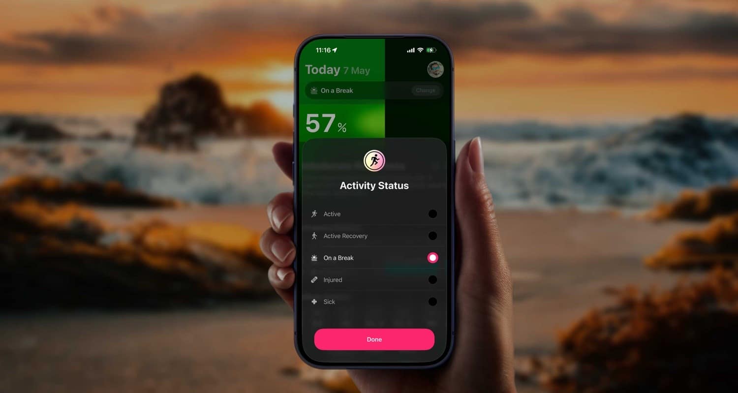 Ein iPhone mit einer The Outsiders-Ansicht wird in die Kamera gehalten, im Hintergrund eine Naturszene