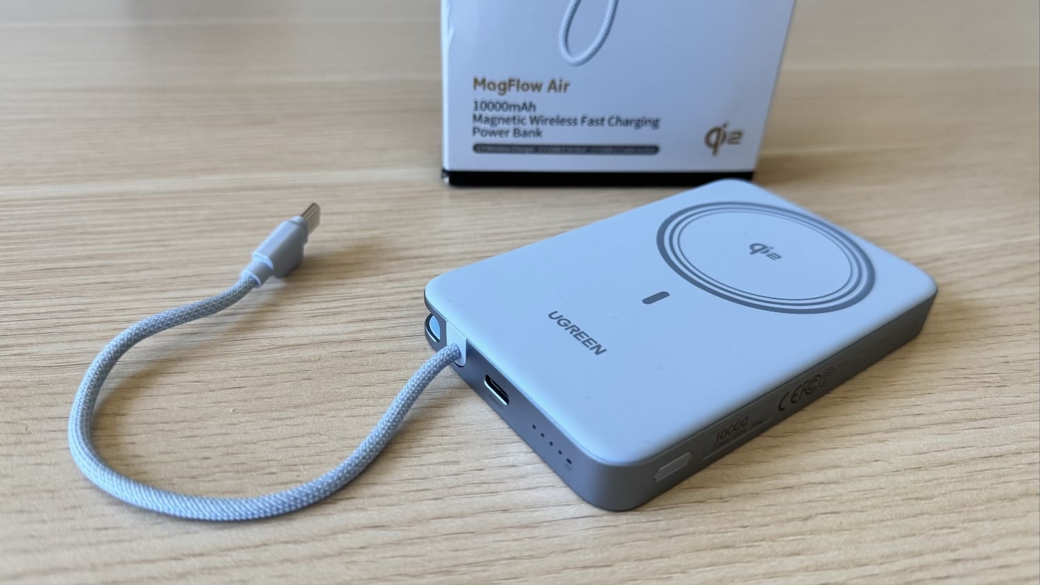 Ugreen MagFlow Air in Hellblau liegt auf einem Schreibtisch