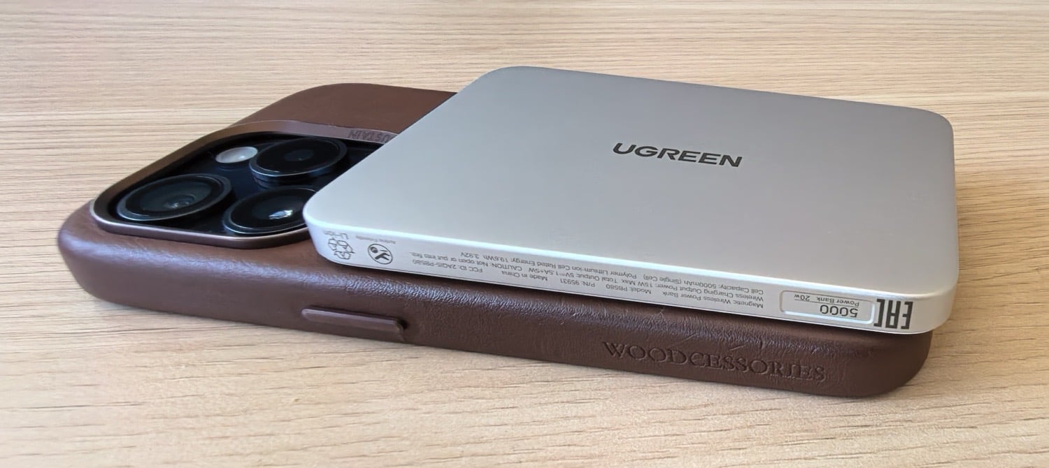 Ugreen MagFlow Air ist an einem iPhone 15 Pro mit brauner Lederhülle angebracht