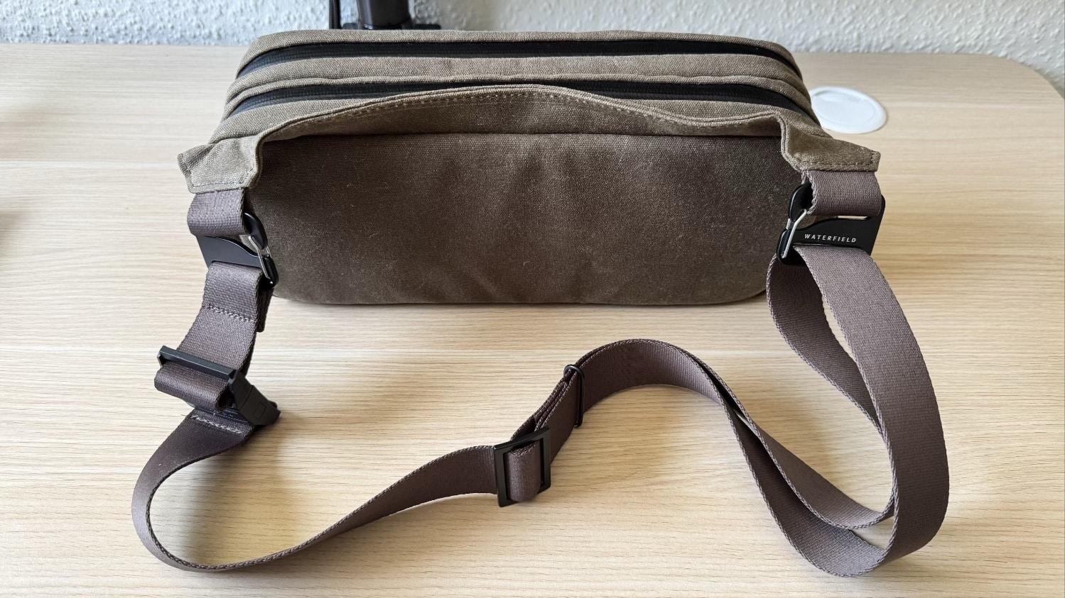 Rückseite der WaterField Versus Gaming Sling mit angebrachtem Schultergurt