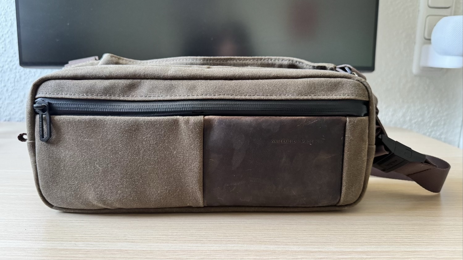 WaterField Versus Gaming Sling von vorne auf einem Schreibtisch