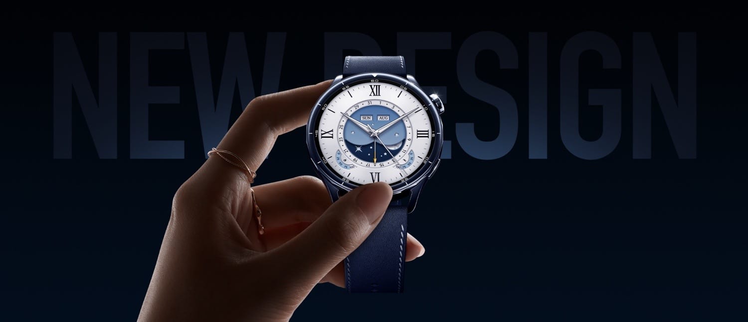 Eine Hand hält die Xiaomi Watch S5 46mm in die Kamera