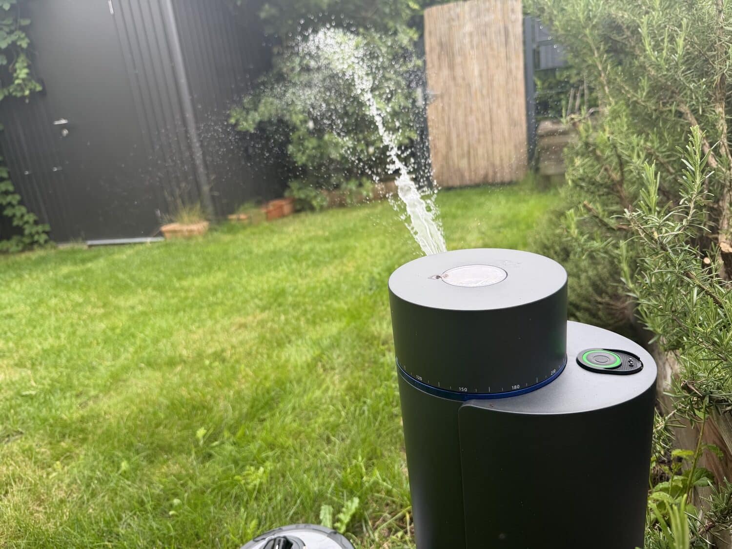 Aiper IrriSense 2 spritzt Wasser
