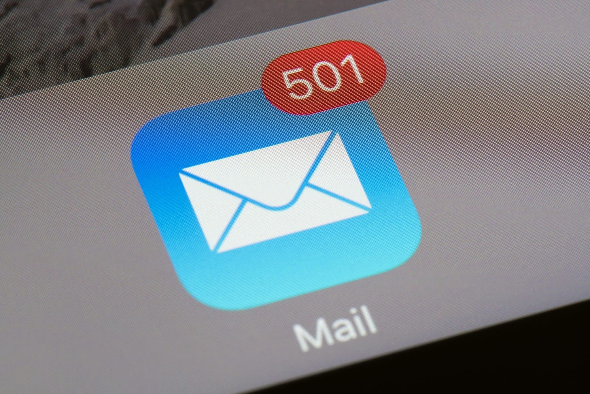 Apple Mail-Icon auf einem iPad mit über 500 ungelesenen E-Mails