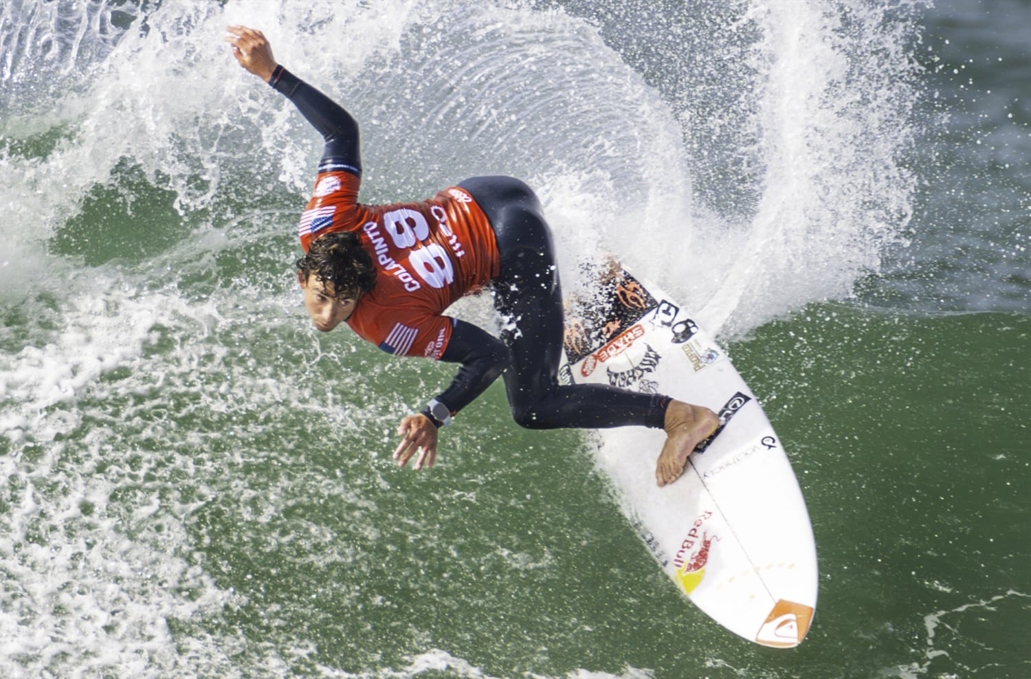 Surfer reitet Welle und trägt eine Apple Watch