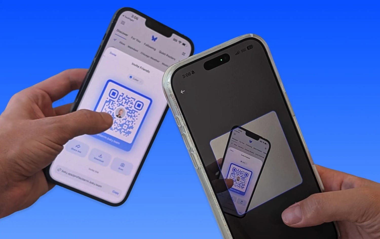 Zwei Smartphones werden zum Austausch eines QR-Codes in Bluesky aneinander gehalten