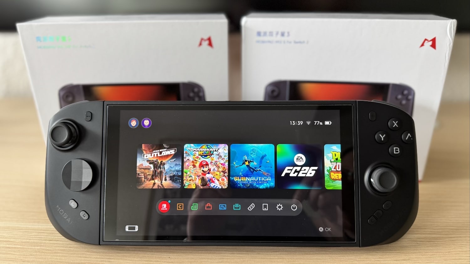 Mobapad M12S ist an einer Nintendo Switch 2 angebracht, im Hintergrund die entsprechenden Verpackungen
