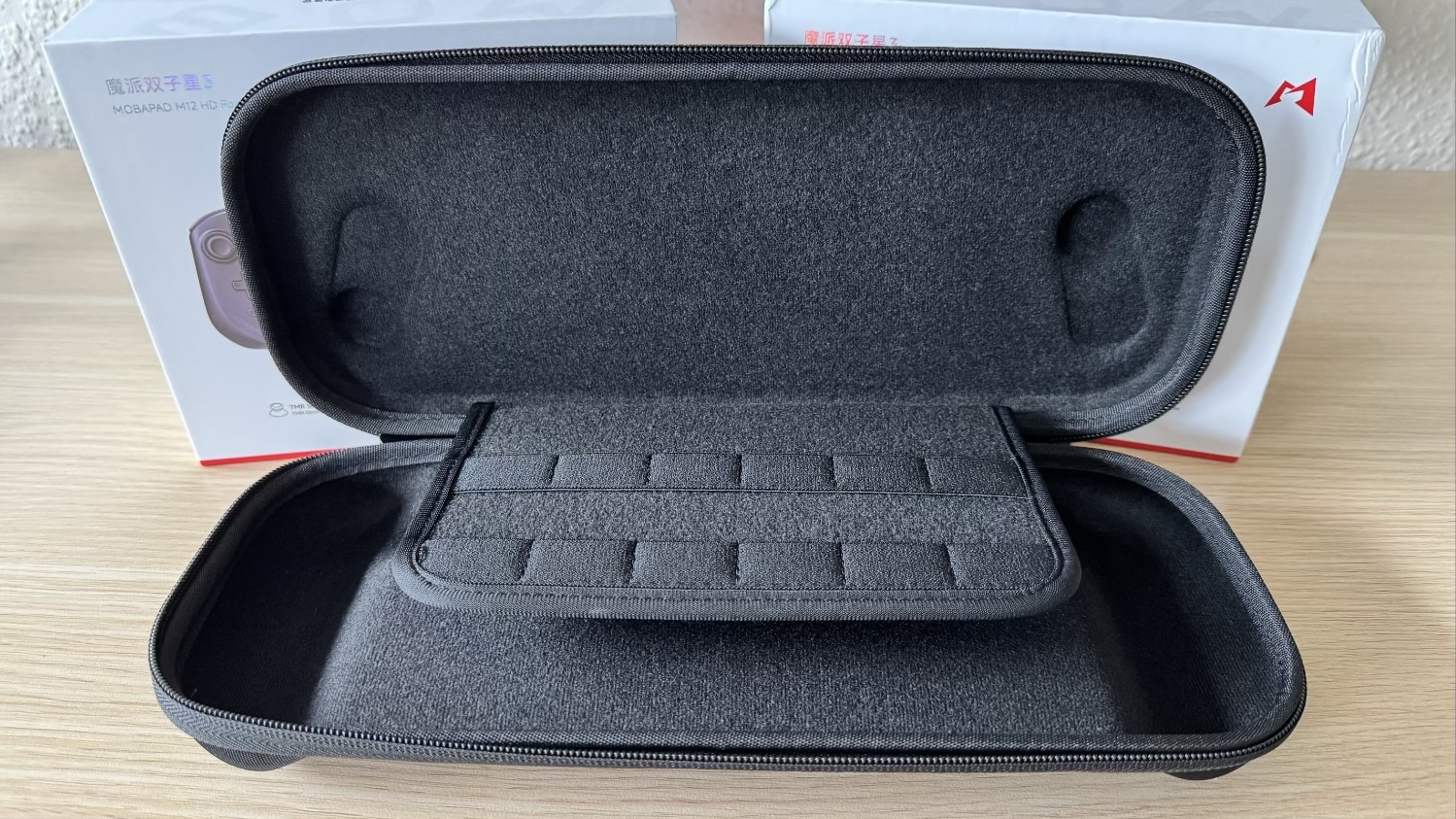 Geöffnetes Mobapad H12 Carrying Case