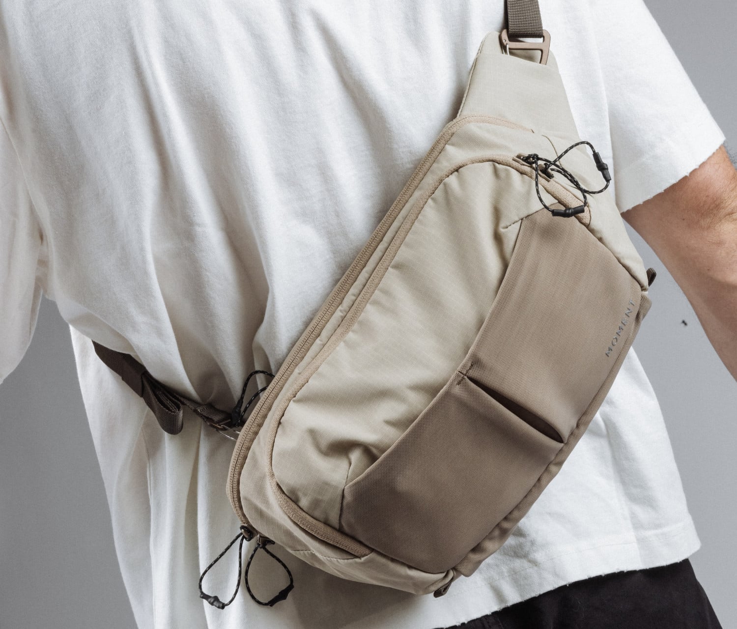 Moment Balance Sling Bag hängt quer über dem Rücken einer Person