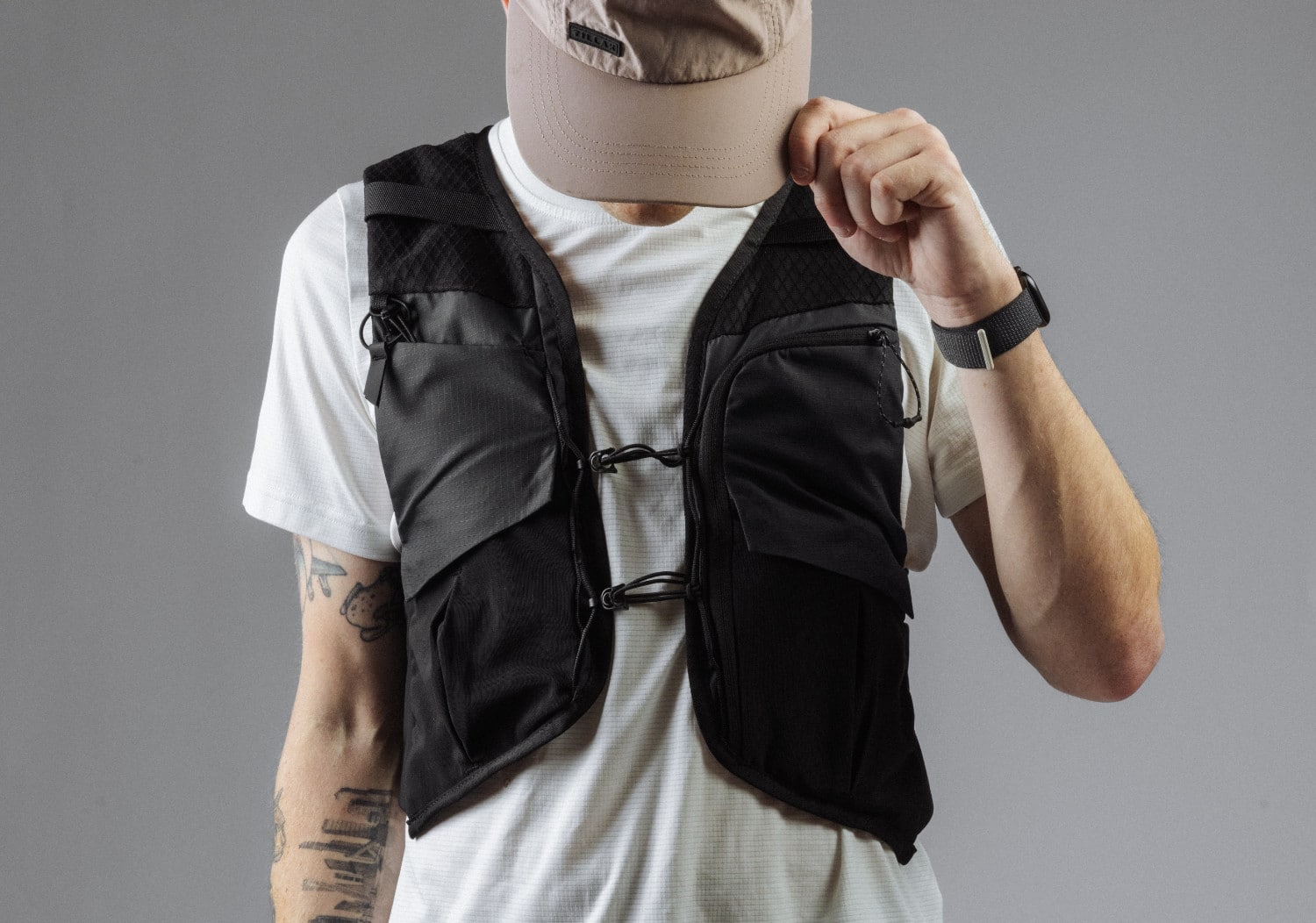 Eine Person trägt die schwarze Moment Exposure Vest