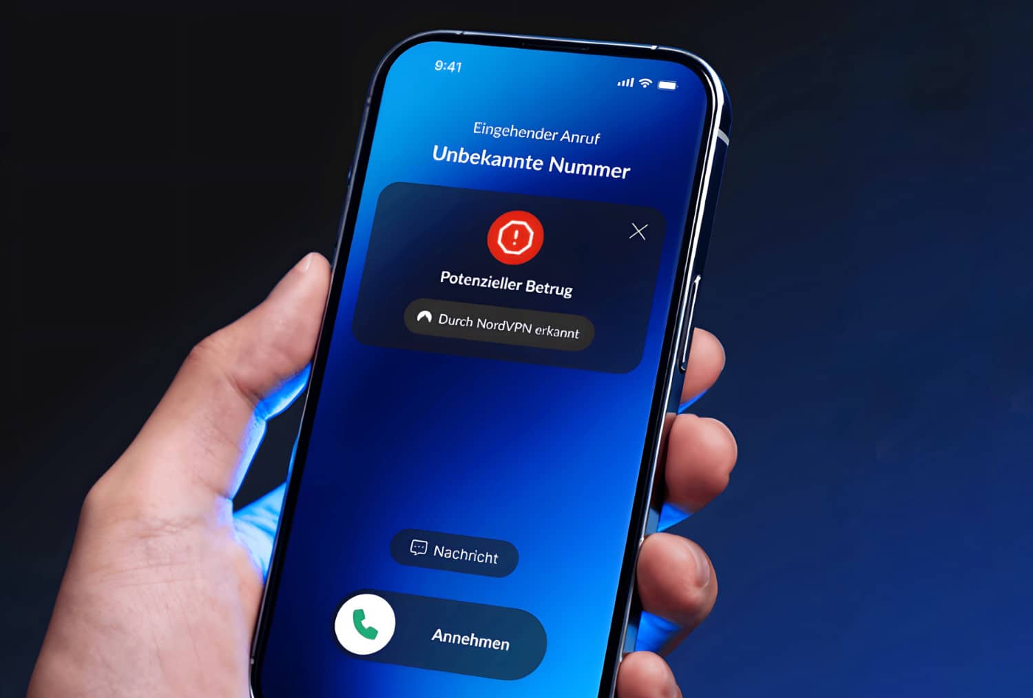 Ein iPhone wird in der Hand gehalten und zeigt den Anrufschutz von NordVPN auf dem Display