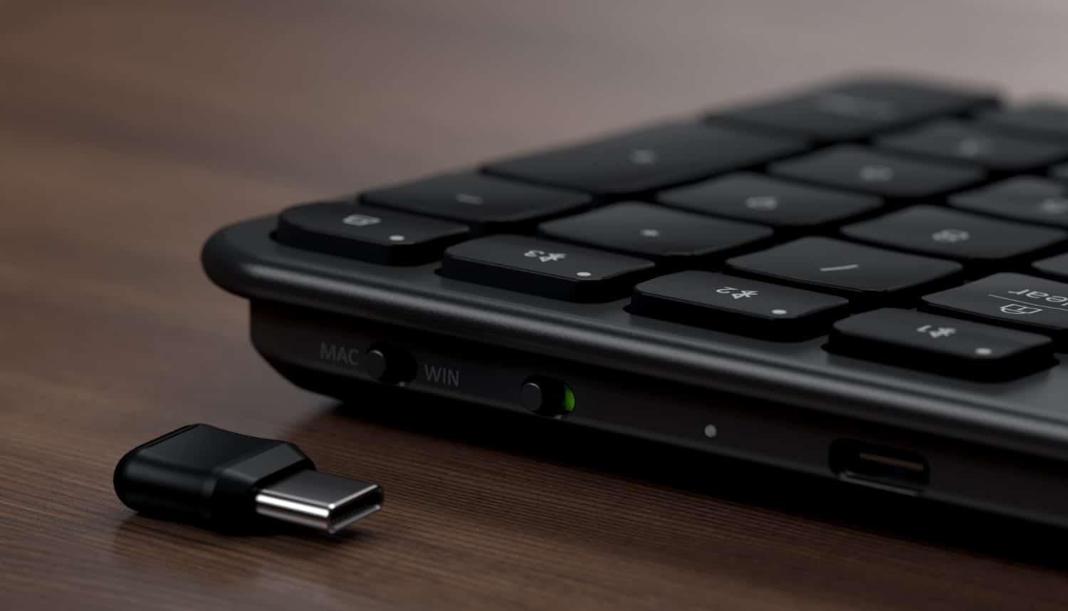 Detailansicht der Satechi Slim EX3-Tastatur mit zusätzlichem USB-C-Dongle