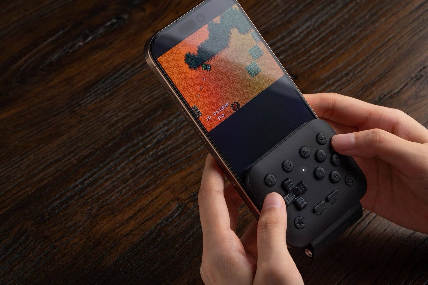 8BitDo FlipPad in der EDC Black Edition an einem Smartphone