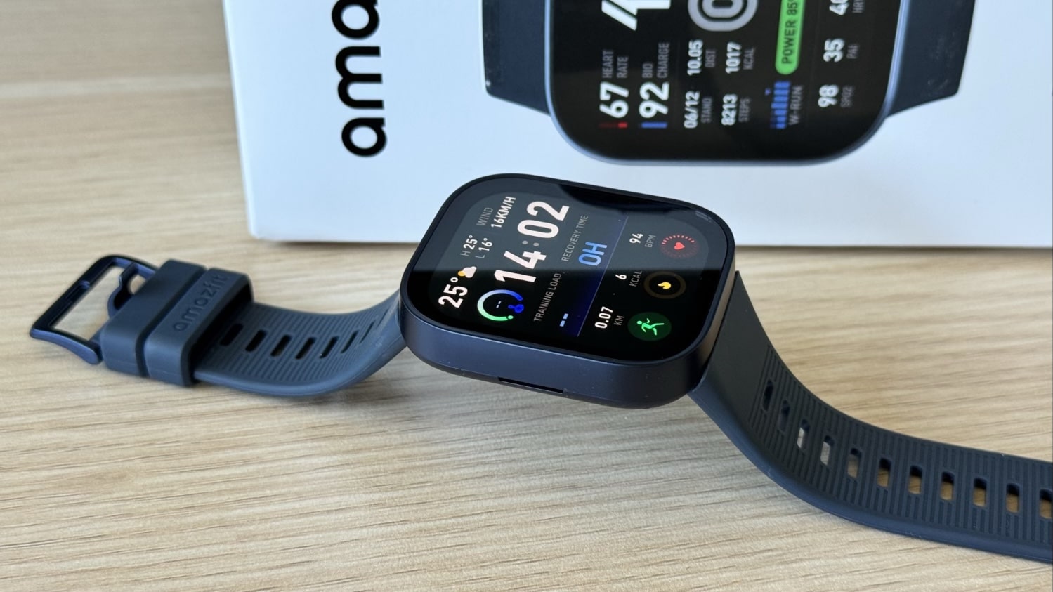 Amazfit Bip Max in Dunkelblau vor ihrer Verpackung