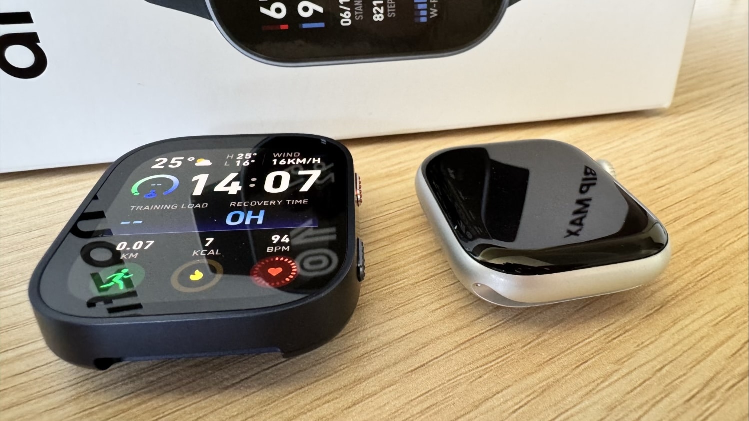 Größenvergleich von Amazfit Bip Max und Apple Watch Series 10 in 42 mm