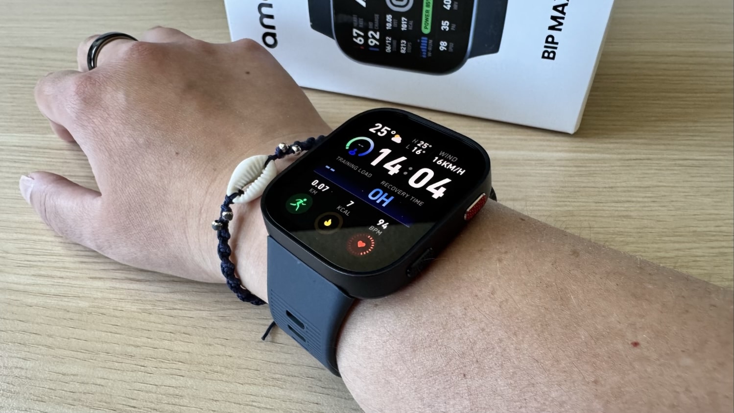 Amazfit Bip Max in Dunkelblau am rechten Handgelenk