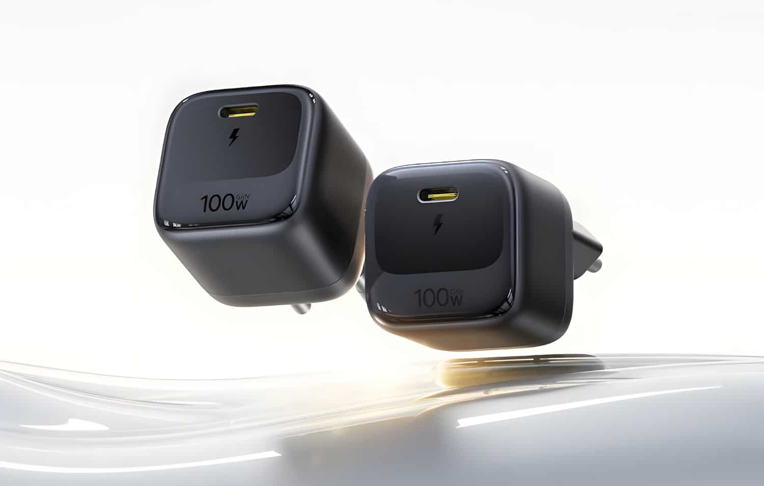 Zwei Baseus Enerfill-Ladegeräte mit 100W nebeneinander