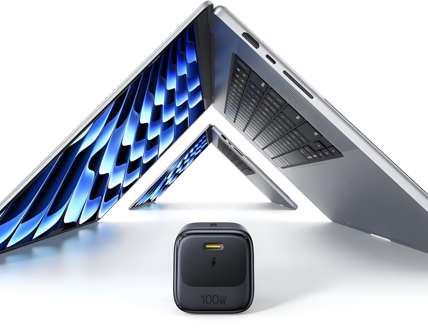 Baseus Enerfill 100W Ladegerät vor zwei aufgeklappten MacBooks