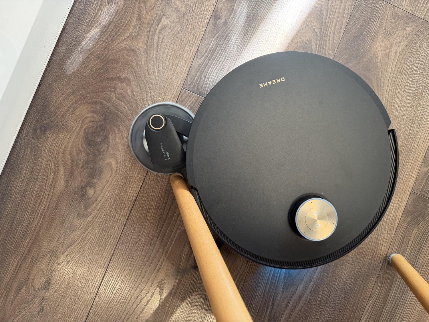 Der Dreame X60 Pro Ultra Complete fährt sein Wischmopp aus