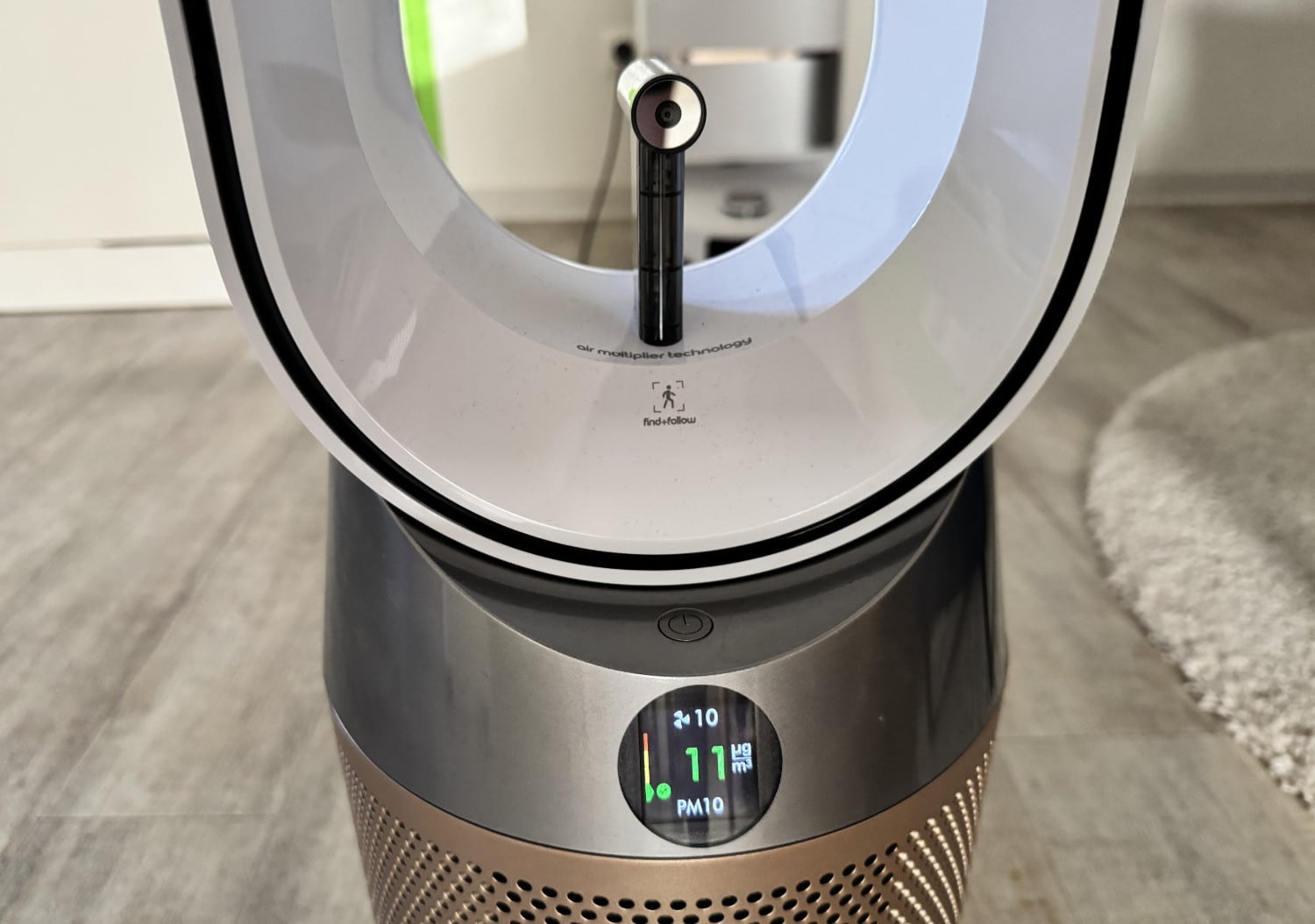 Die Find+Follow-Kamera des Dyson Find+Follow Purifier Cool PC3 samt Display im Detail
