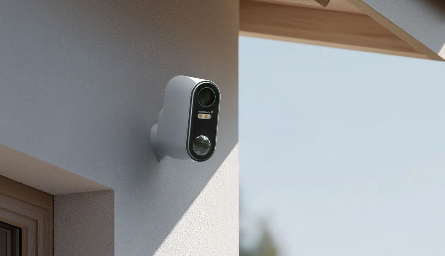 Homematic IP Außenkamera an einer weißen Hauswand