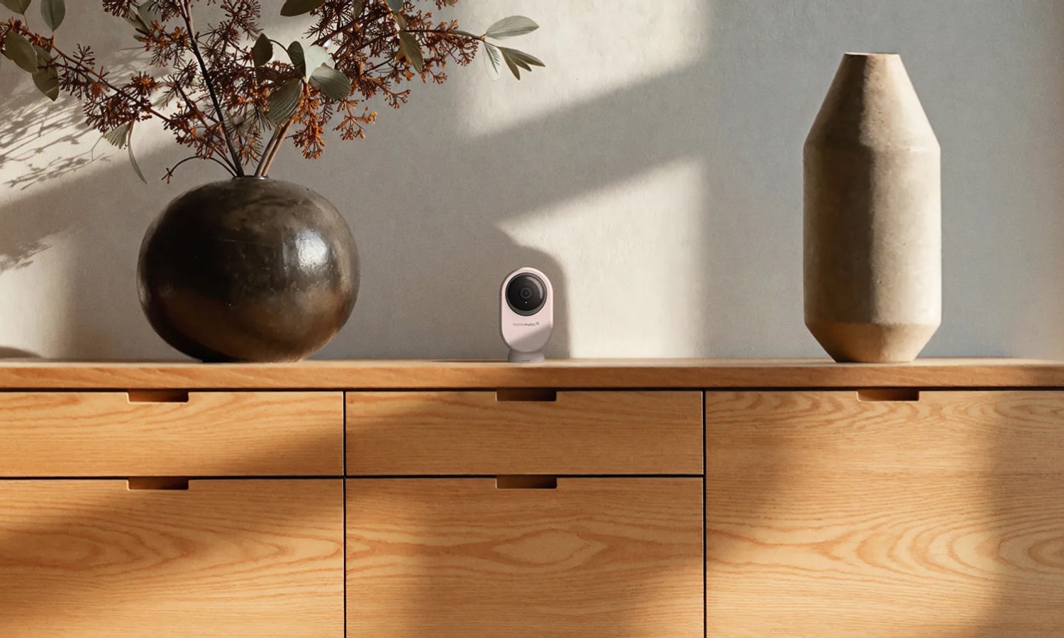 Homematic IP Innenkamera steht auf einem Sideboard