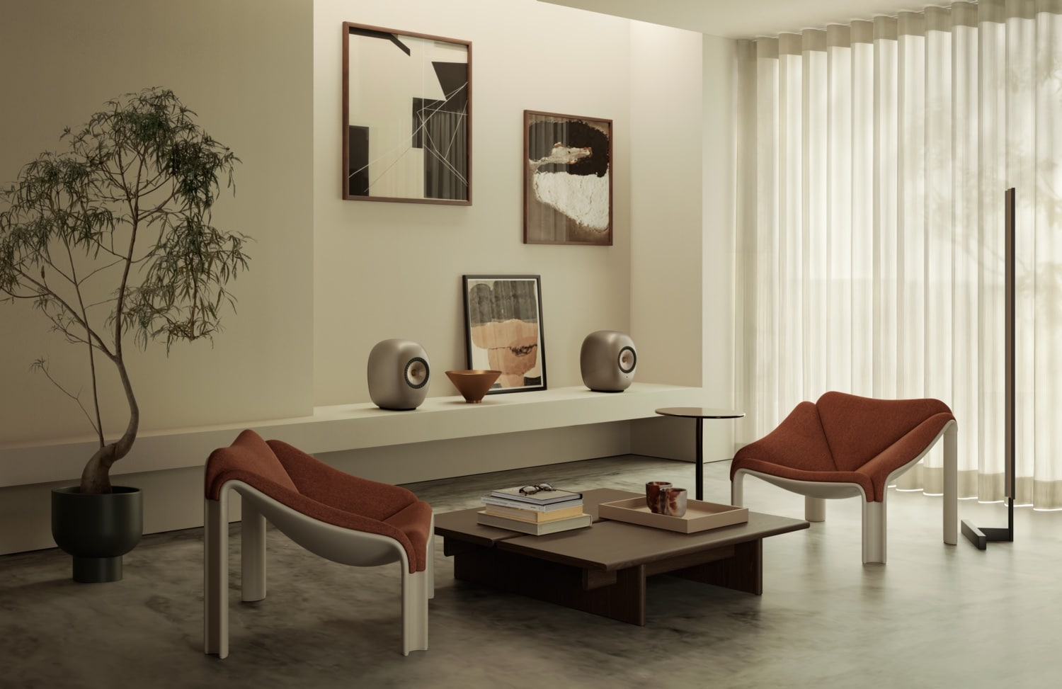 KEF LS LUXE stehen in einem Wohnraum auf einem Sideboard
