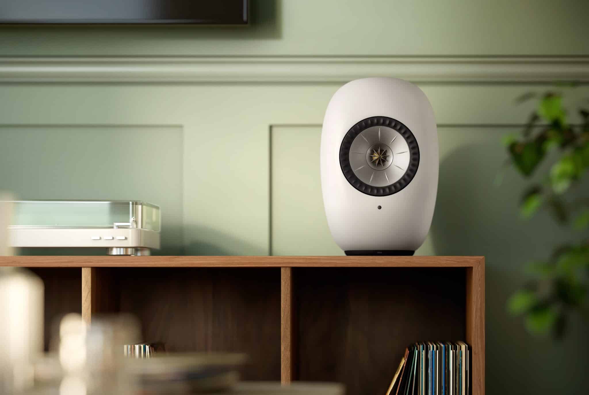 KEF LS LUXE in Weiß steht auf einem Regal