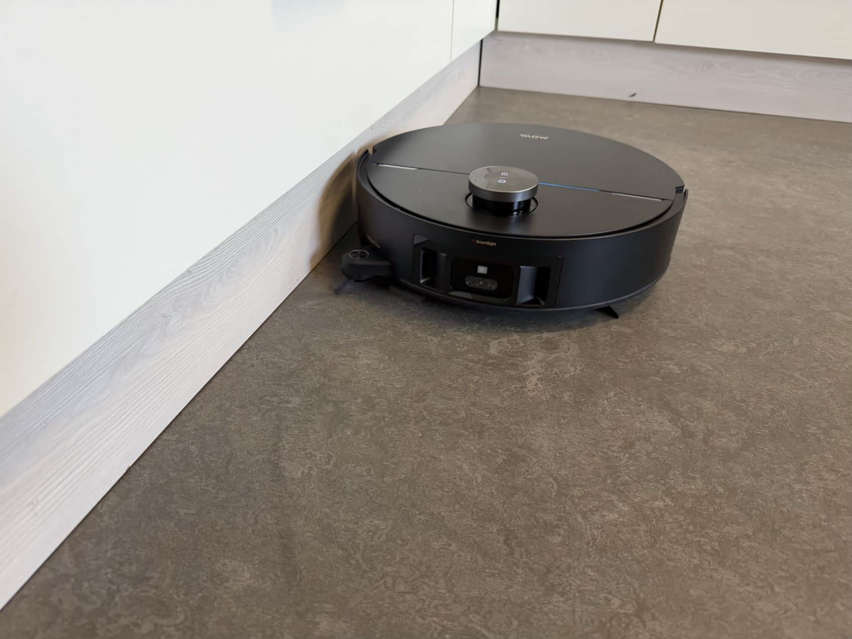 Der Mova Z70 Ultra Roller reinigt eine Kante.