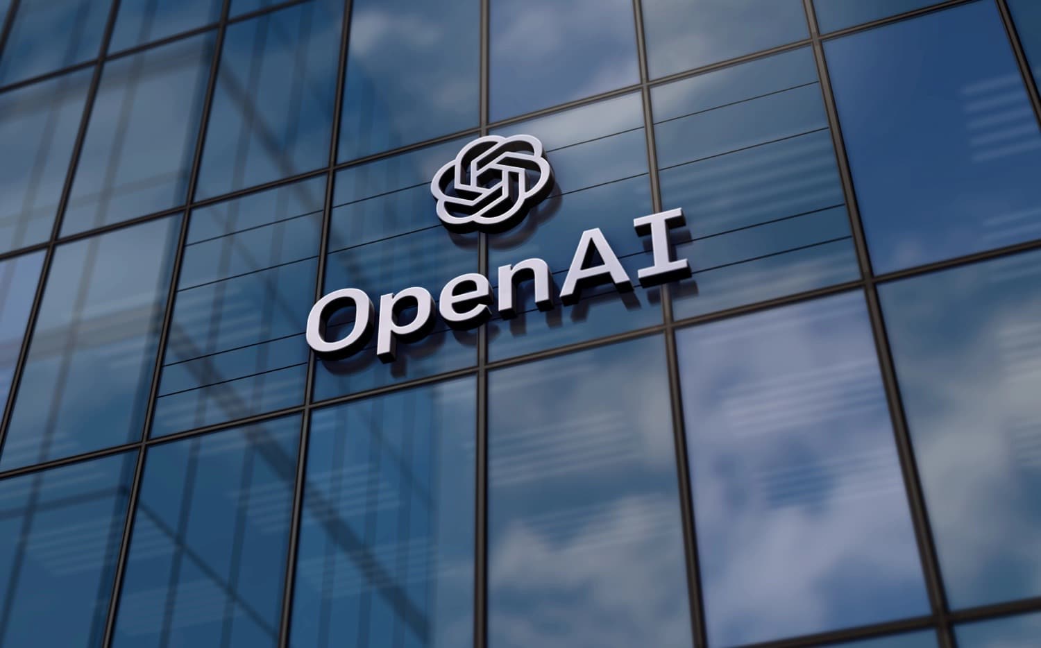 Glasfassade mit dem Schriftzug und Logo von OpenAI