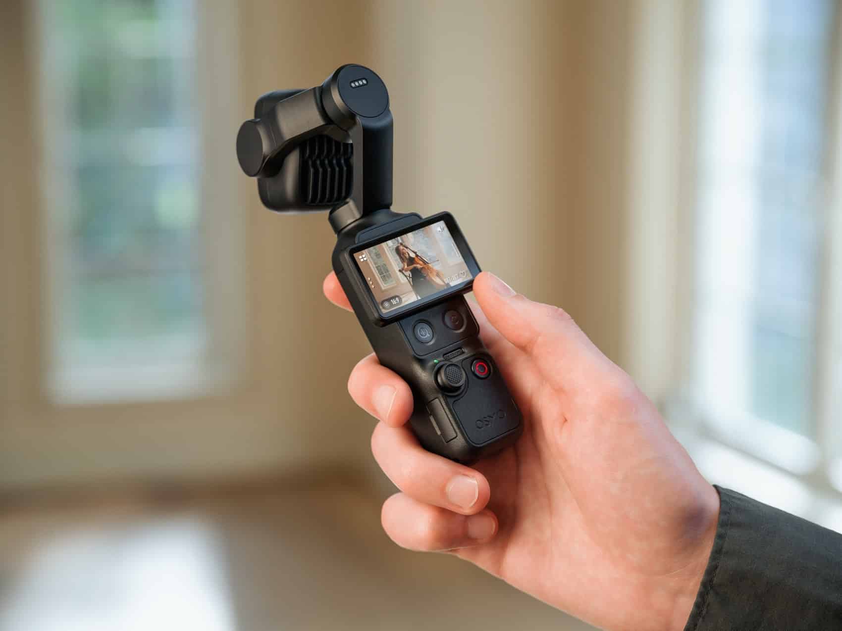 Die DJI Osmo Pocket 4P wird in einer Hand gehalten