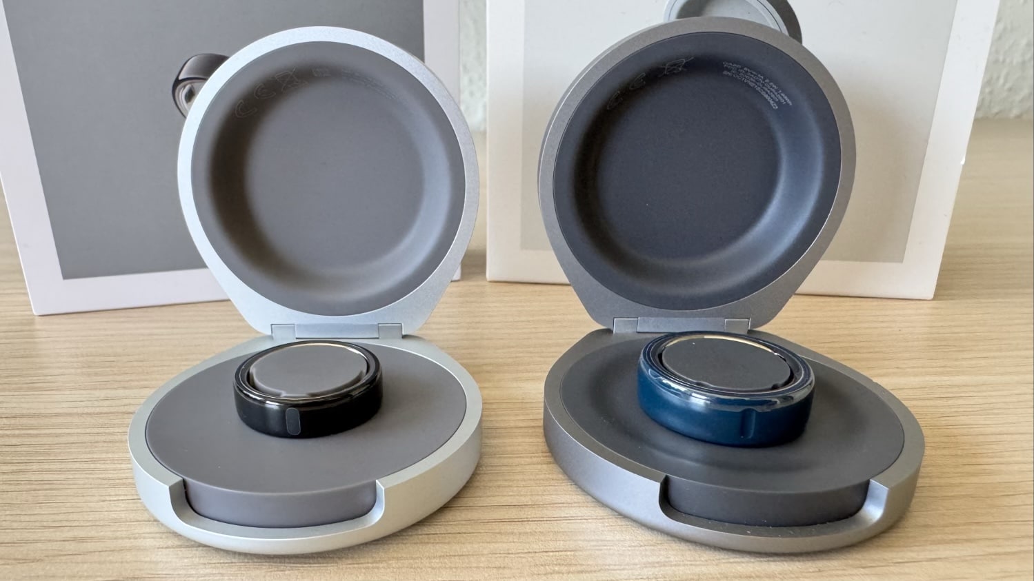 Oura Ring 5 und Oura Ring 4 Ceramic nebeneinander im Charging Case