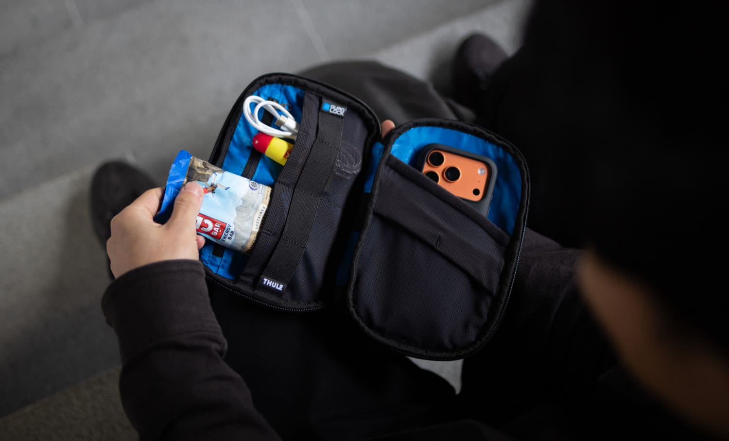 QuadLock Travel Organizer in der Größe Medium wird bepackt