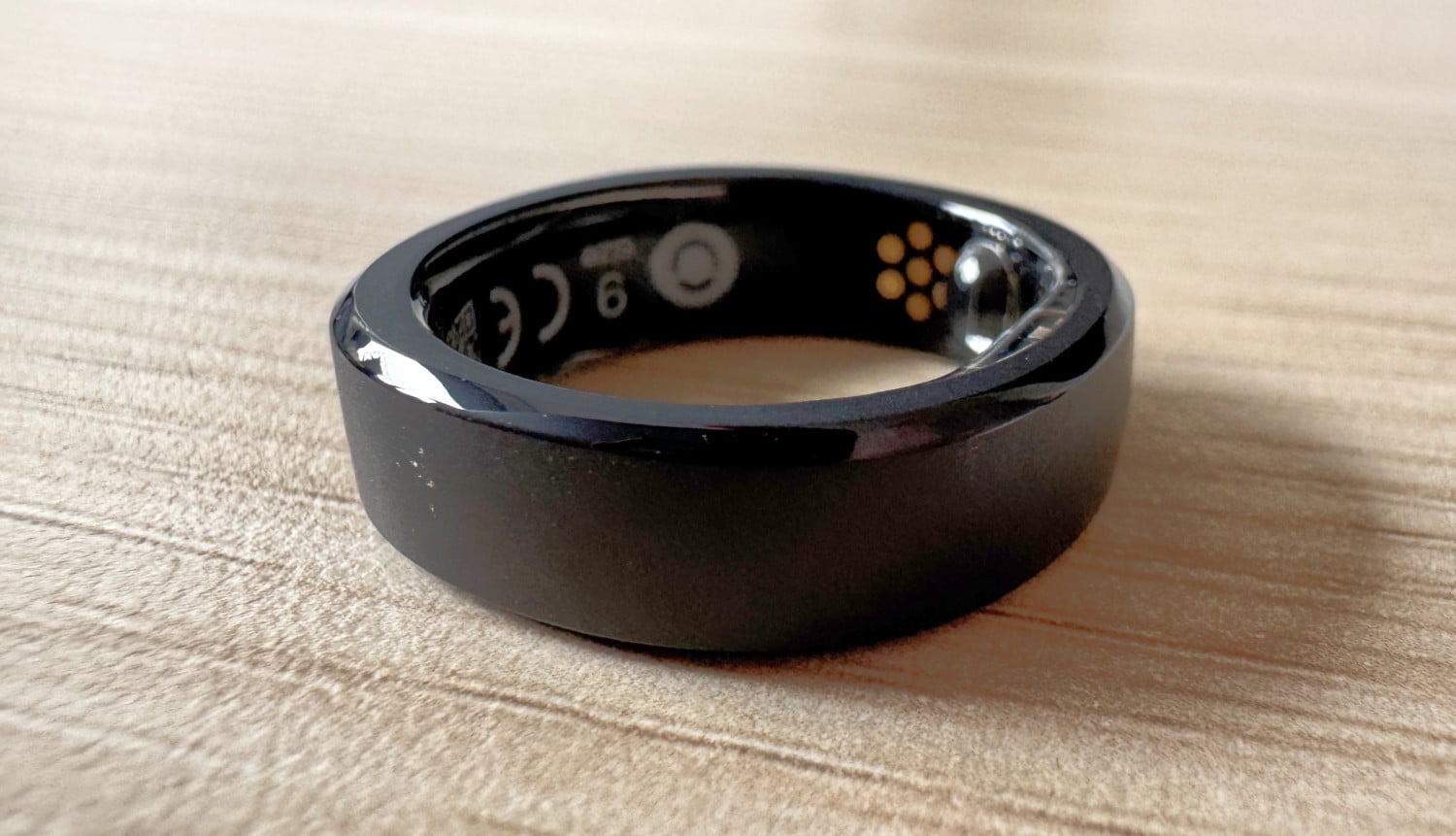 Nahaufnahme des Größenvergleich zwischen dem RingConn Gen 3 und dem Oura Ring 5 in mattschwarz