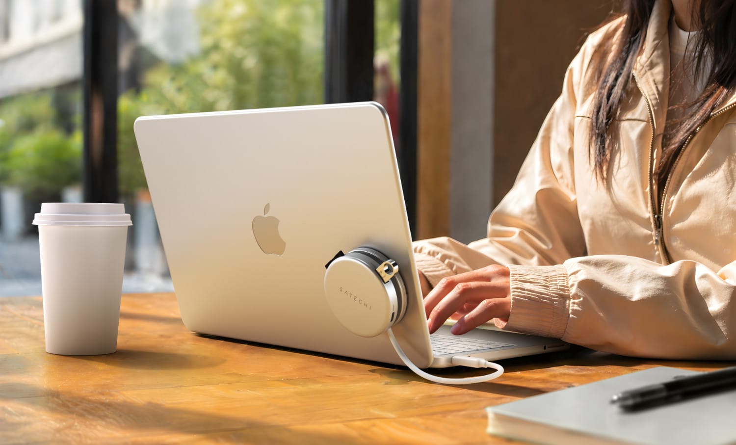 Satechi 5-in-1 Multiport Adapter in Silber an einem MacBook Neo