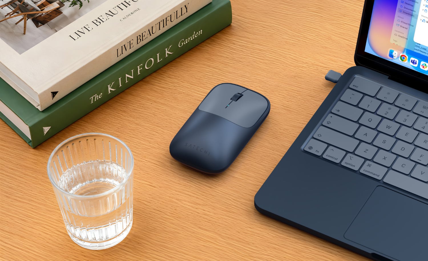 Blaue Satechi Slim EX Wireless Mouse neben einem MacBook Neo in gleicher Farbe