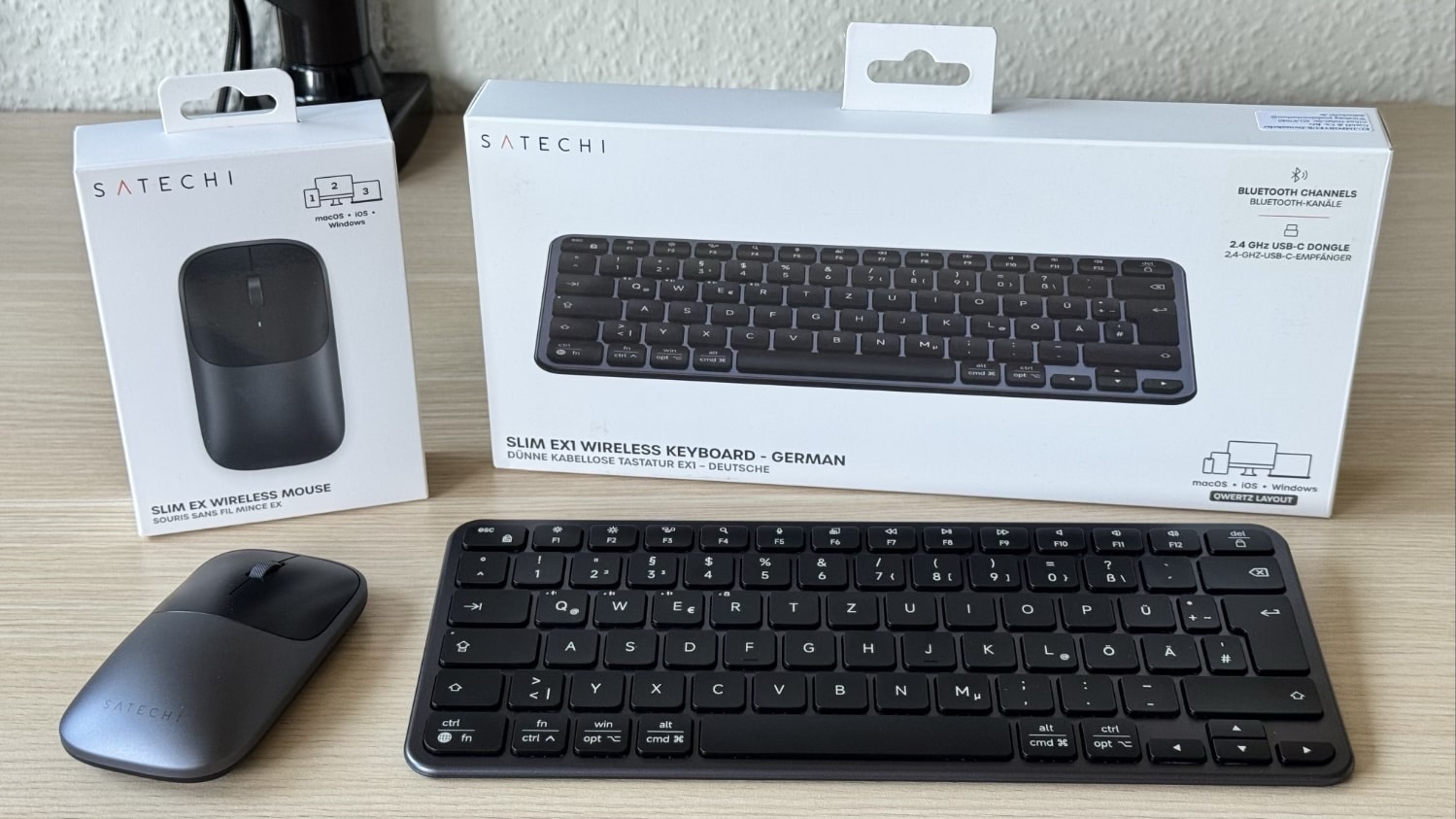 Tastatur und Maus der Satechi Slim EX-Reihe auf einem Schreibtisch