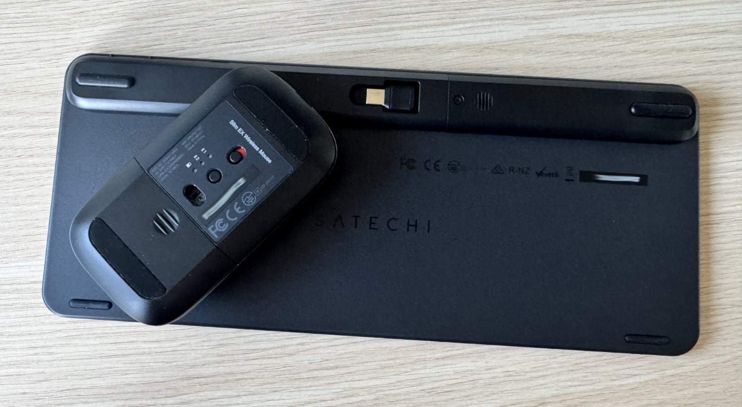 Satechi Slim EX Mouse und EX1 Tastatur umgedreht auf einem Schreibtisch