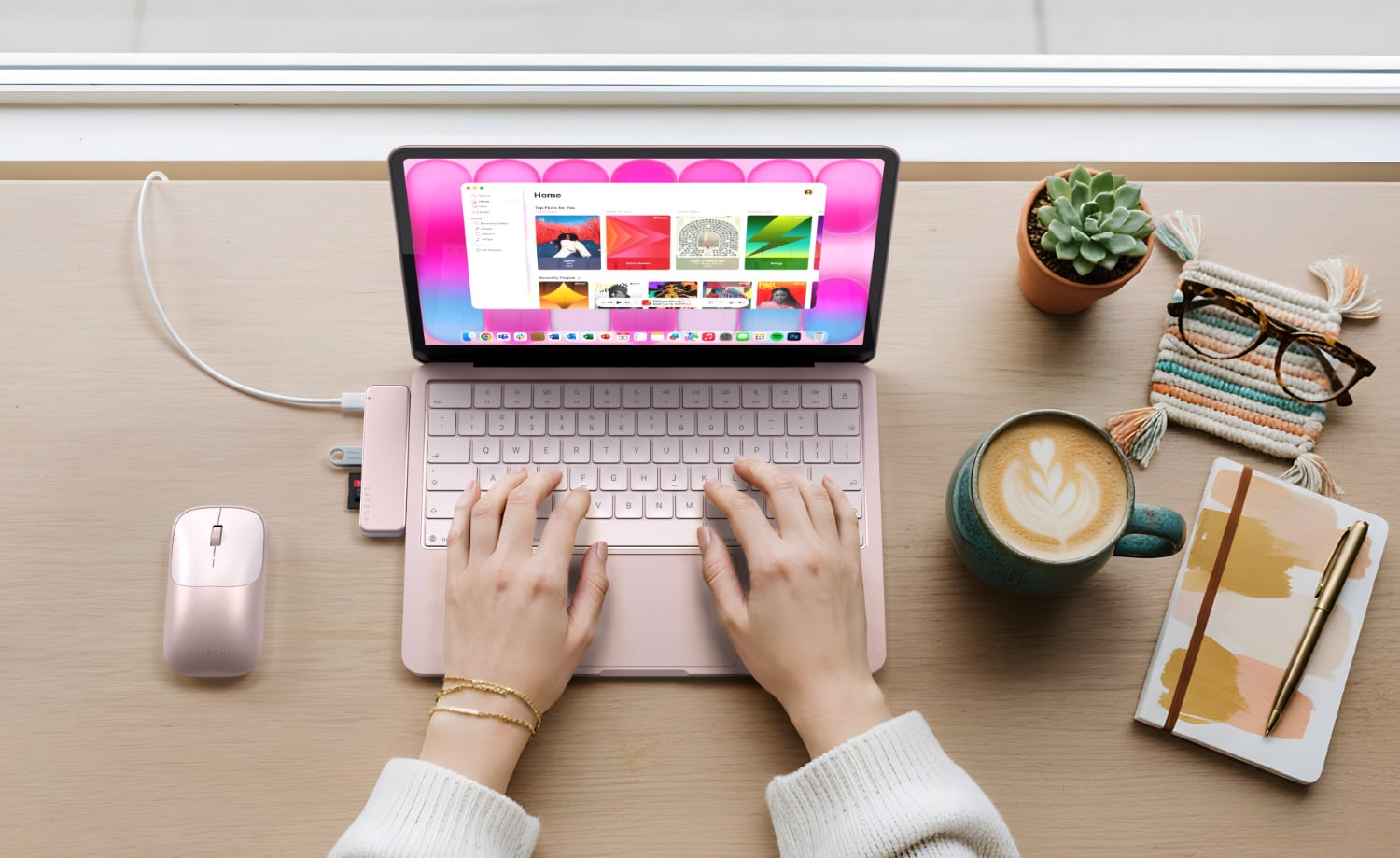 Satechi USB-C Snap Hub an einem MacBook Neo
